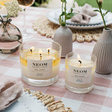 Bougie NEOM 3 mèches – parfum riche et durable pour votre intérieur.