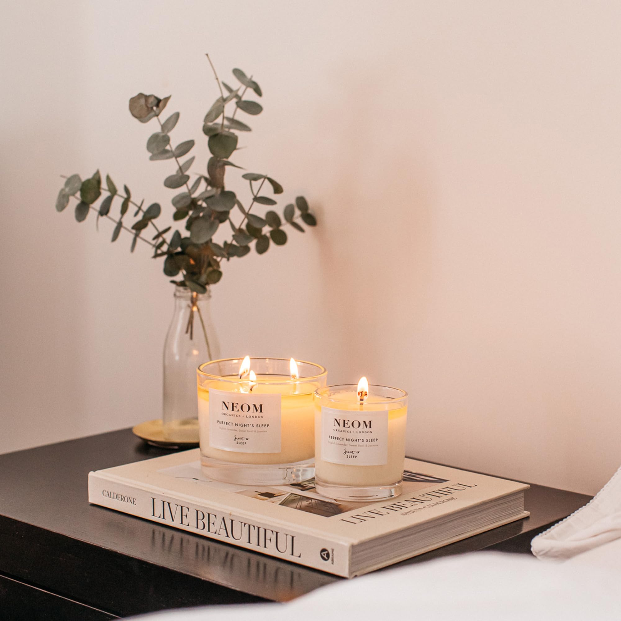 Ambiance détente avec la bougie NEOM Lavande Camomille Patchouli
