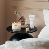 Décor salon avec bougie NEOM, style moderne et raffiné