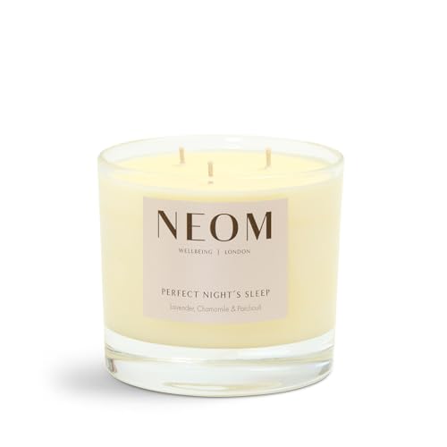Bougie NEOM Lavande Camomille Patchouli dans un verre clair, atmosphère claire