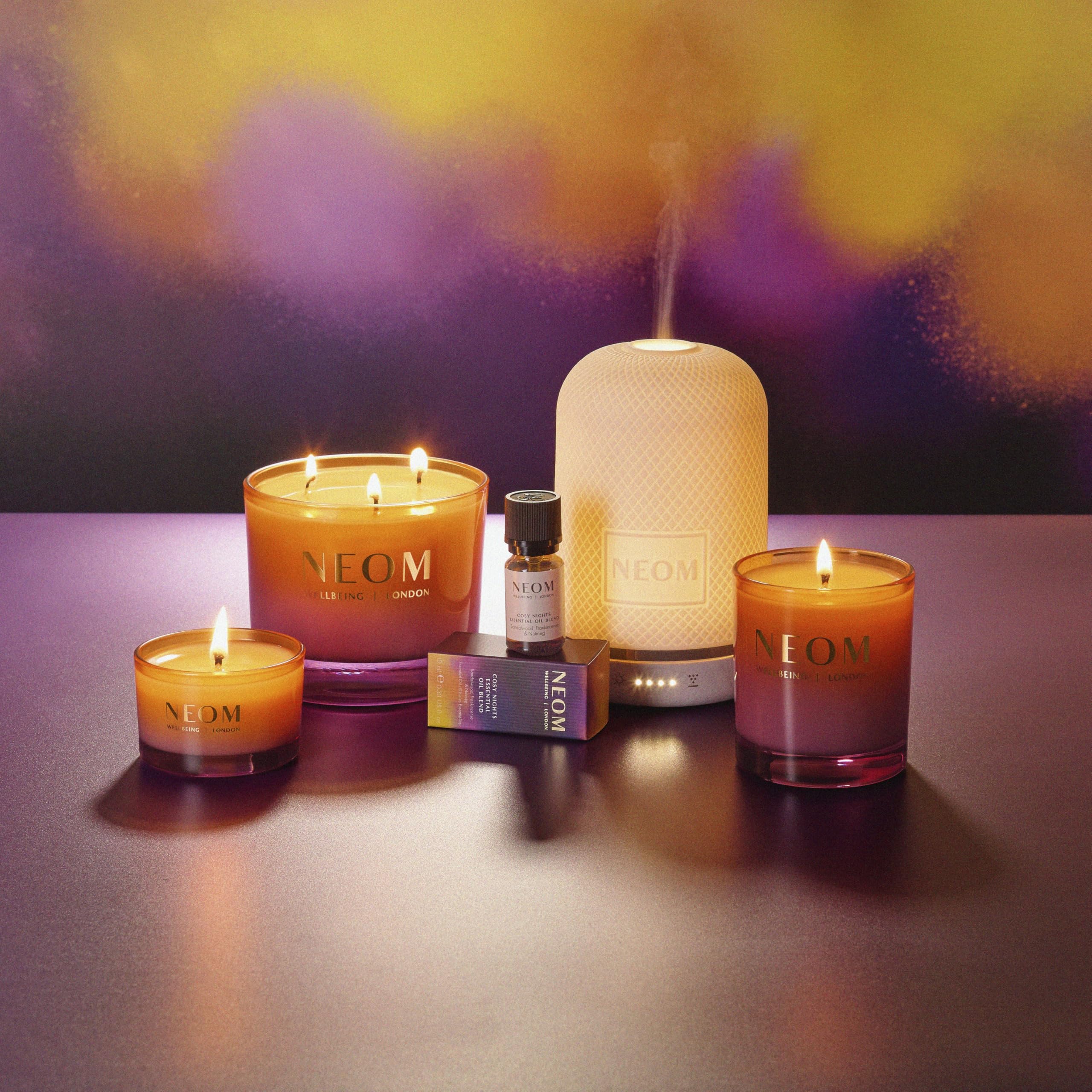 NEOM Cosy Nights allumee, lumière douce favorisant la détente.