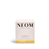 NEOM bougie dans un salon chaleureux pour une ambiance cosy