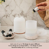 Chambre avec Neom mélange huiles essentielles pour une ambiance douce.