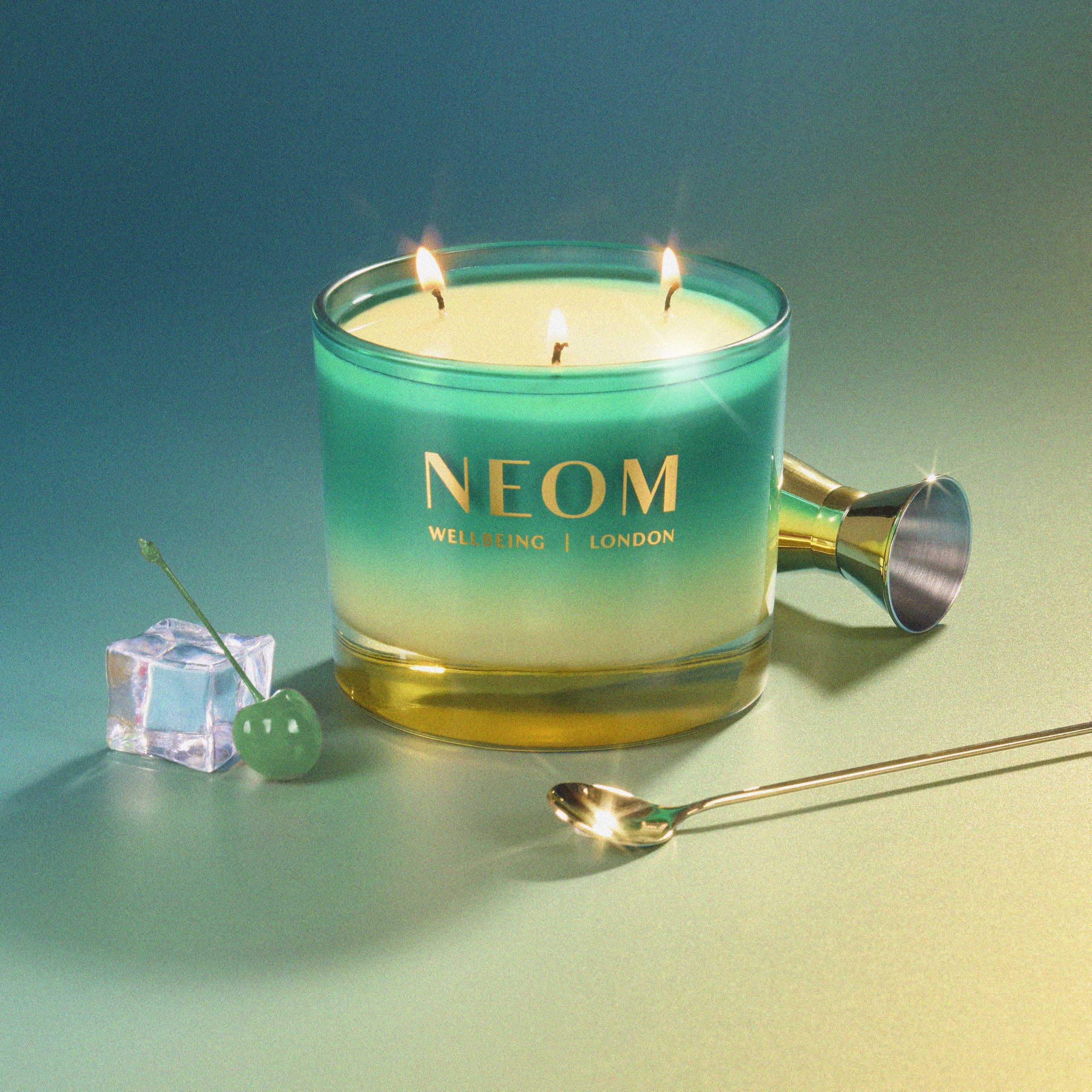 NEOM Perfect Peace notes-myrrhe-sapin-zeste-lime favorisent une atmosphère apaisante.