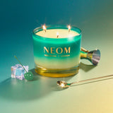NEOM Perfect Peace notes-myrrhe-sapin-zeste-lime favorisent une atmosphère apaisante.