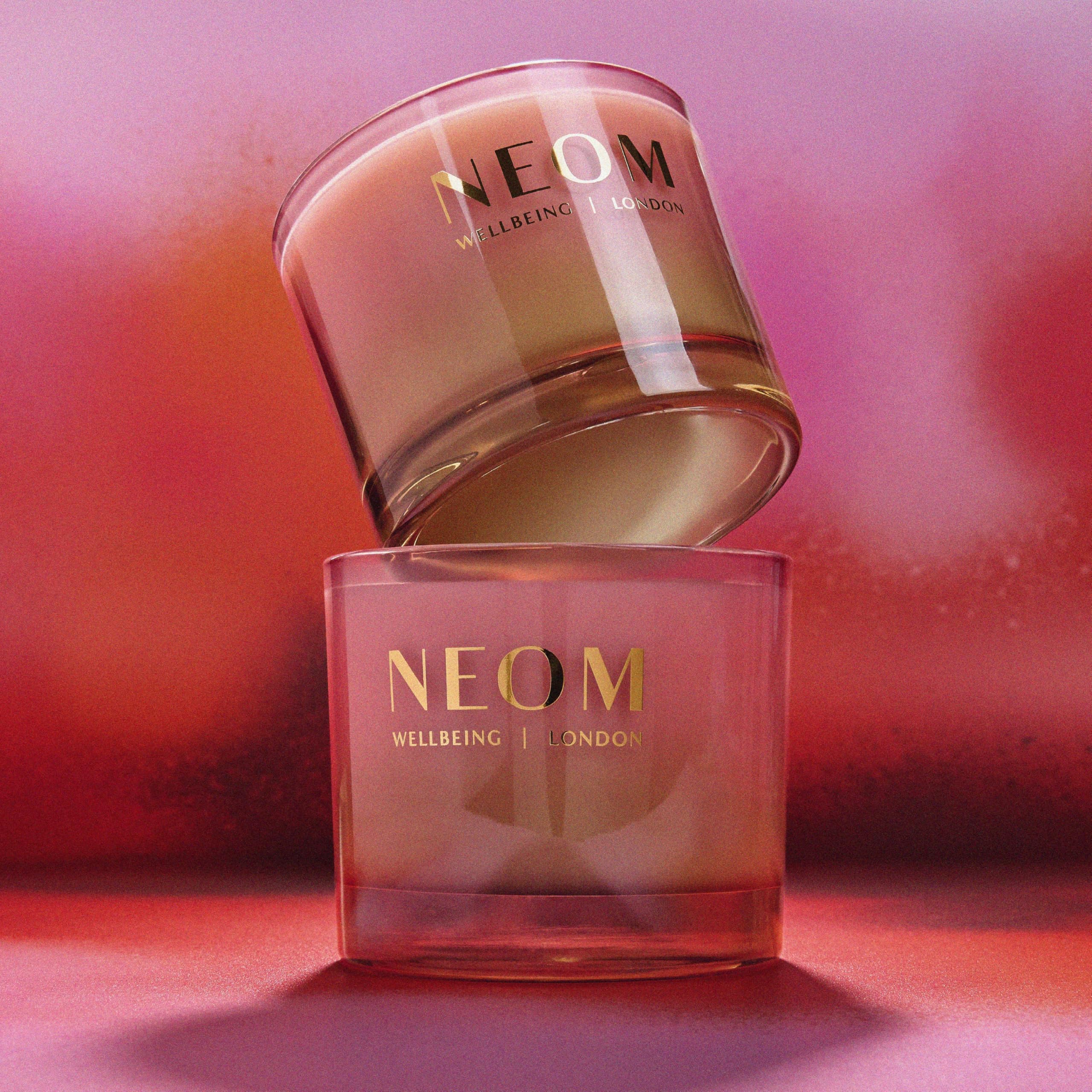 Bougie Neom Sparkling Joy vetiver, senteur boisée pour une atmosphère calme.