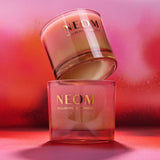 Bougie Neom Sparkling Joy vetiver, senteur boisée pour une atmosphère calme.