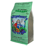 Neptune's Harvest Kelp Meal – granules visibles pour fertiliser le sol et nourrir les racines.