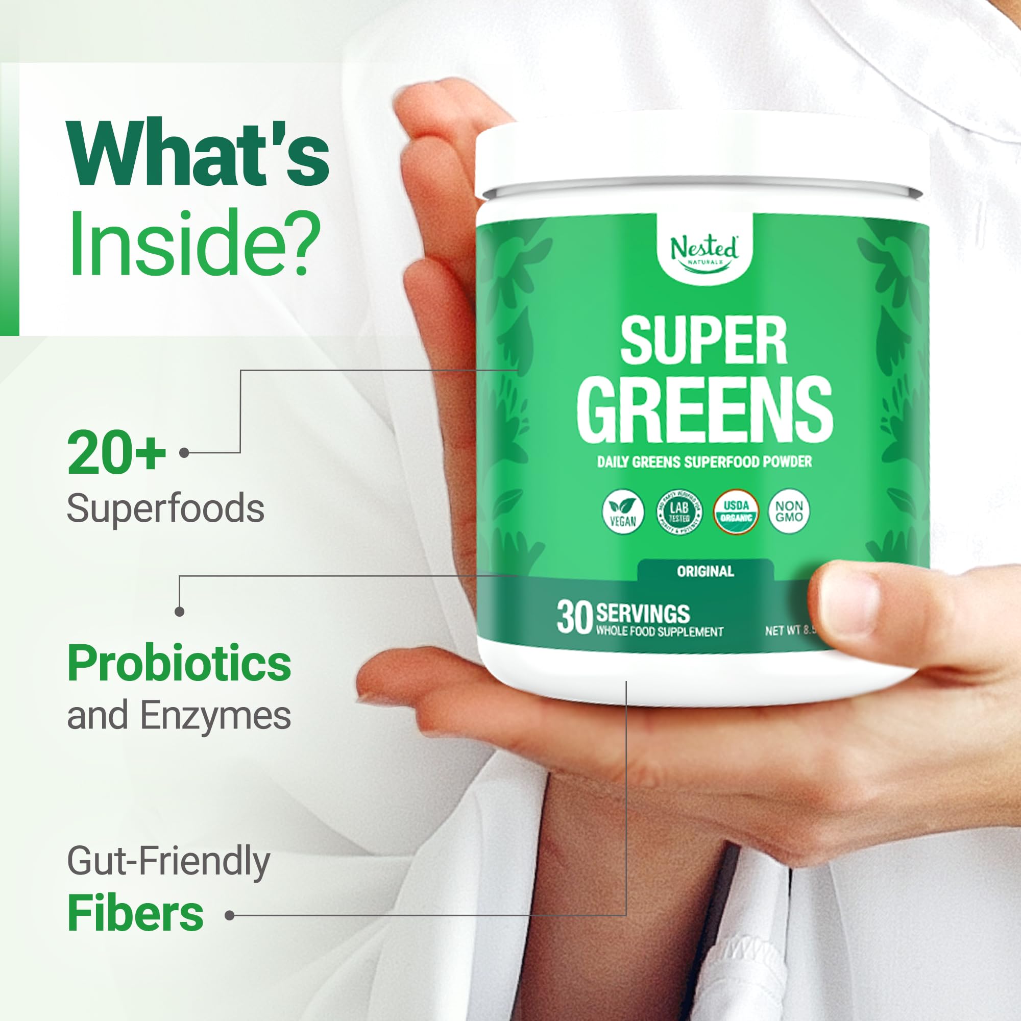 Poudre verte Nested Naturals Super Greens prête à être mélangée.