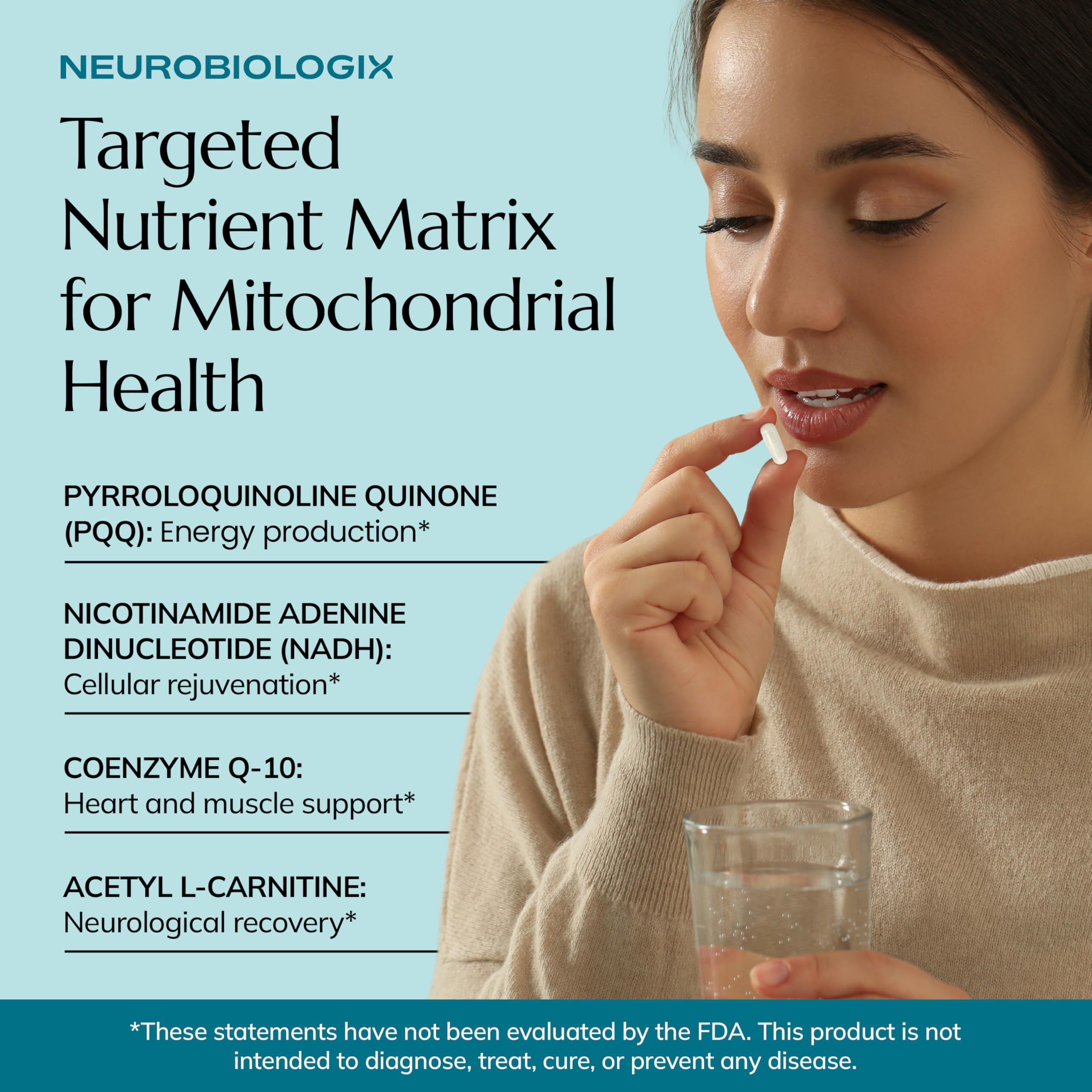 Verre eau avec capsules prise quotidienne sans cafeine.