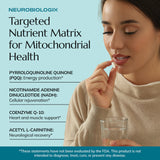 Verre eau avec capsules prise quotidienne sans cafeine.