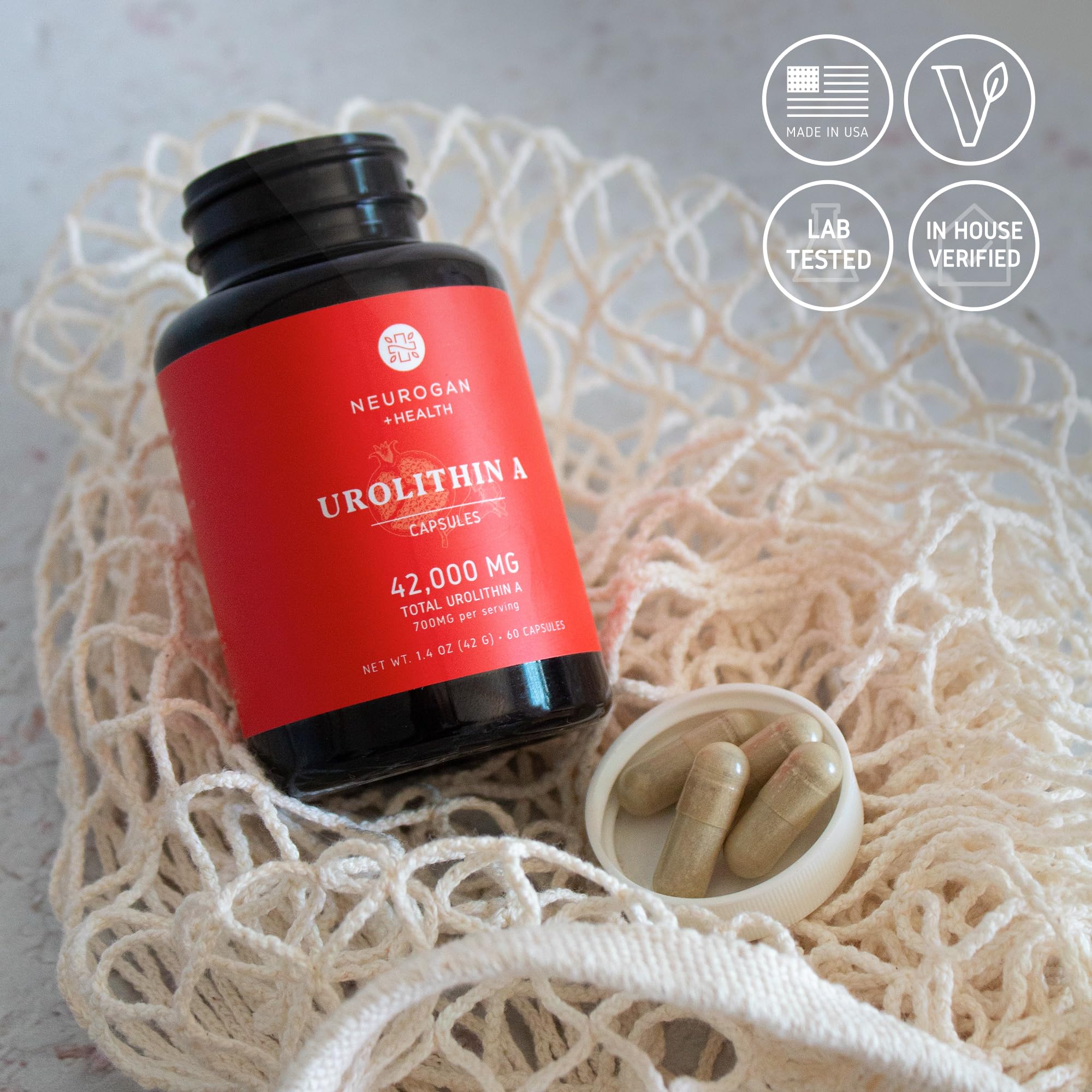 Premier plan des capsules Neurogan Urolithin A, texture lustrée et profil premium.