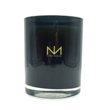 Étiquette soignée de la bougie Mandarin Teck Rosewood pour une présentation prête à offrir.