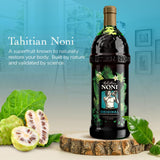 Verre montrant Noni Tahitien Morinda avec myrtilles et raisins, boisson fruitée et nutritive.