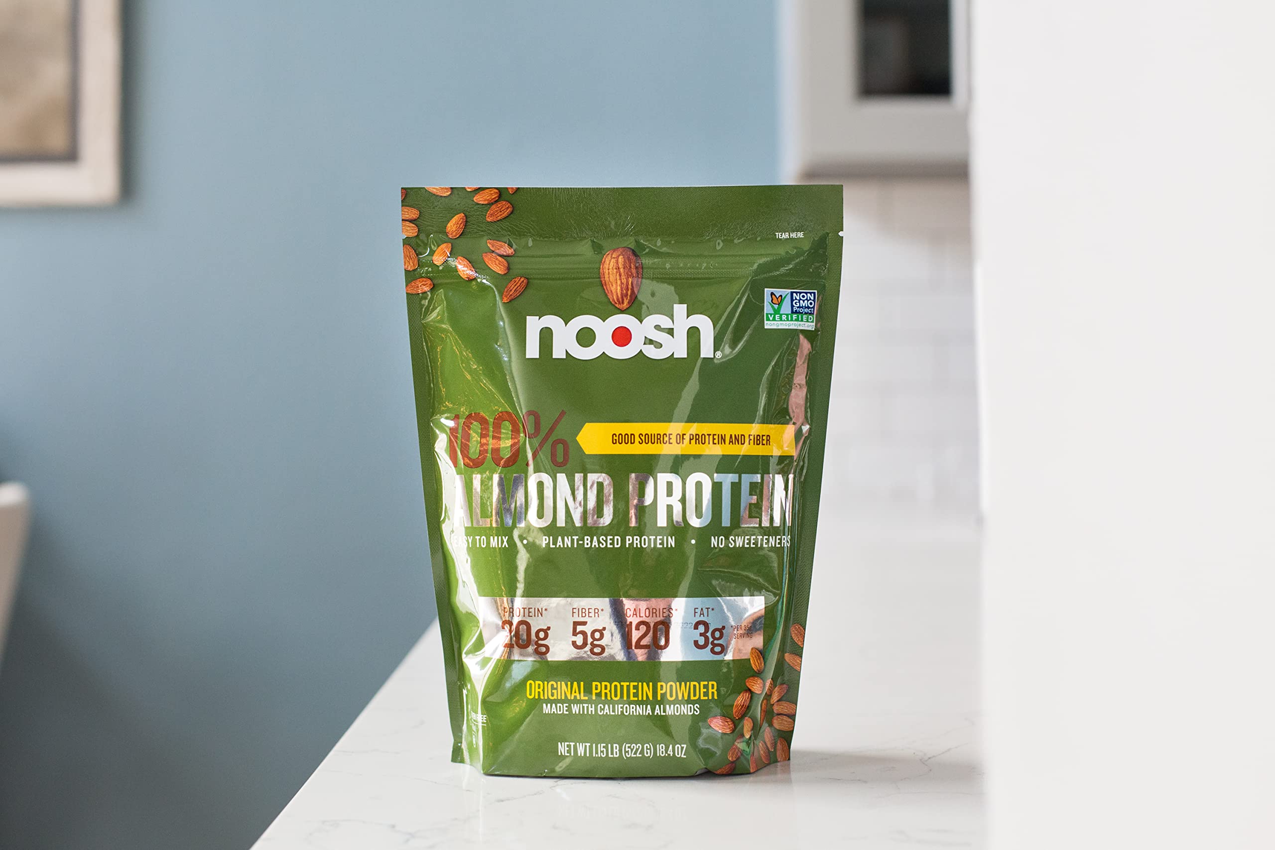 NOOSH poudre protéinée d'amande non aromatisée dans un smoothie, apport protéique végétal nourrissant.