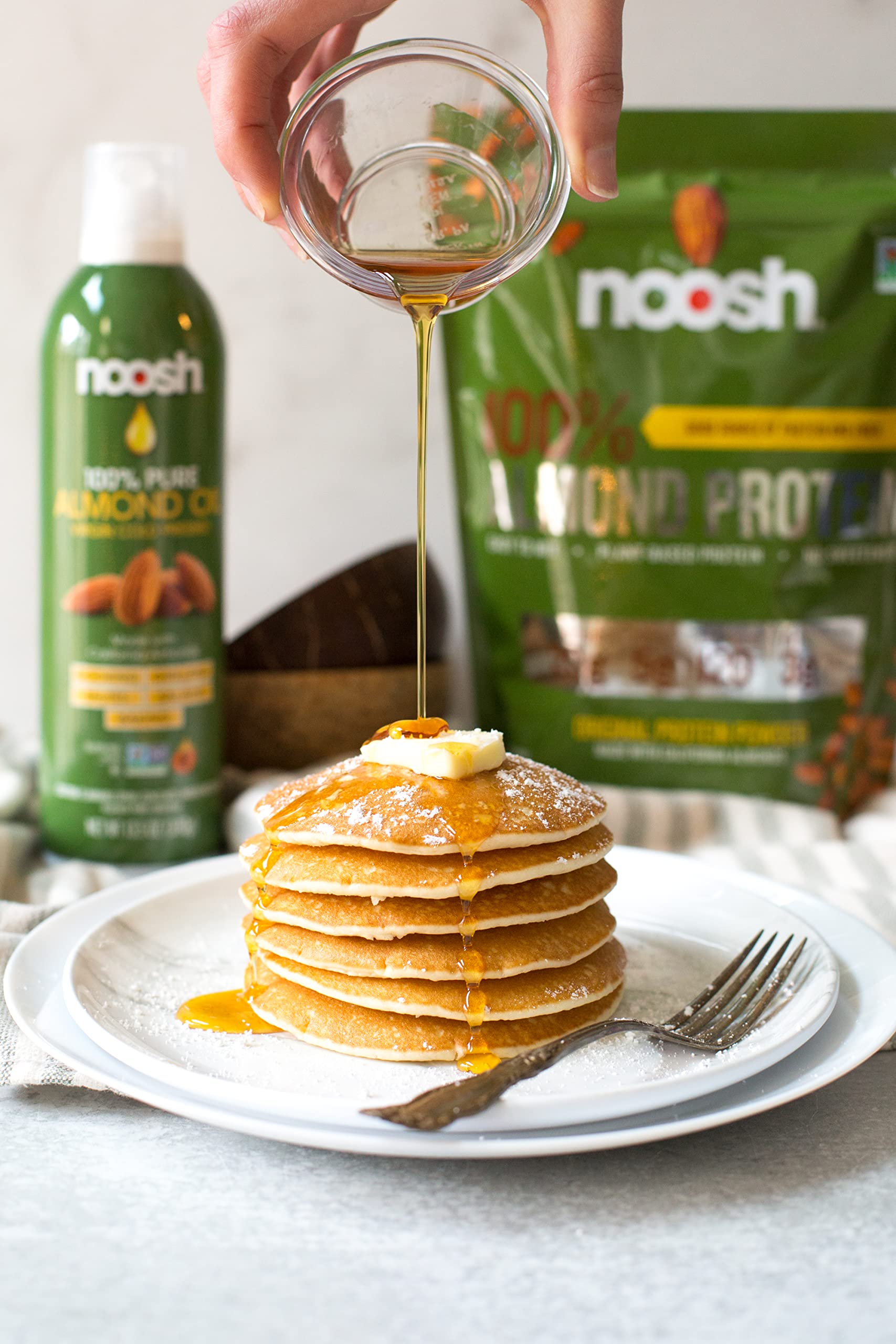 NOOSH yaourt végétal avec poudre d'amande non aromatisée, texture crémeuse et goût neutre.