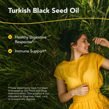 North American Herb & Spice huile de graines noires – versement dans un verre potentiel pour le soutien immunitaire.