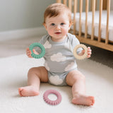 Nothomme hochet silicone mouvement : le tintement stimule l eveil sensoriel