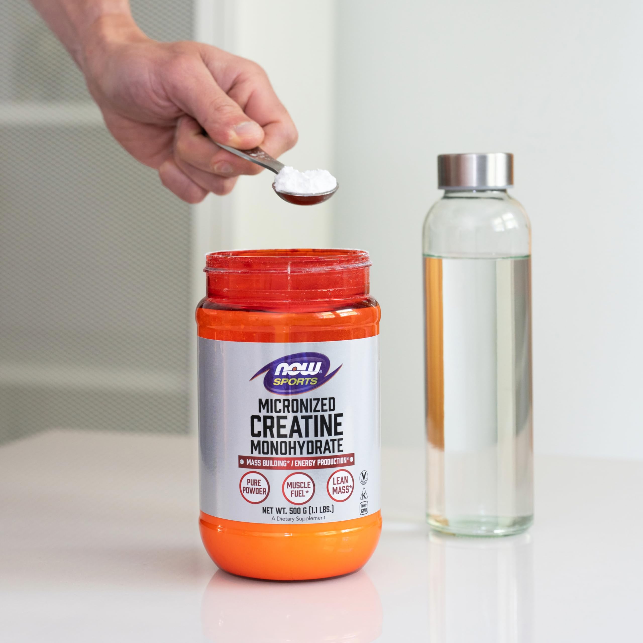 Athlète utilisant NOW Foods Créatine micronisée pendant l’entraînement
