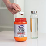 Athlète utilisant NOW Foods Créatine micronisée pendant l’entraînement