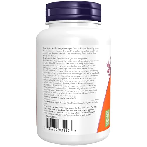 NOW Foods Mélatonine 3 mg, capsule près d’un verre, usage nocturne potentiel.