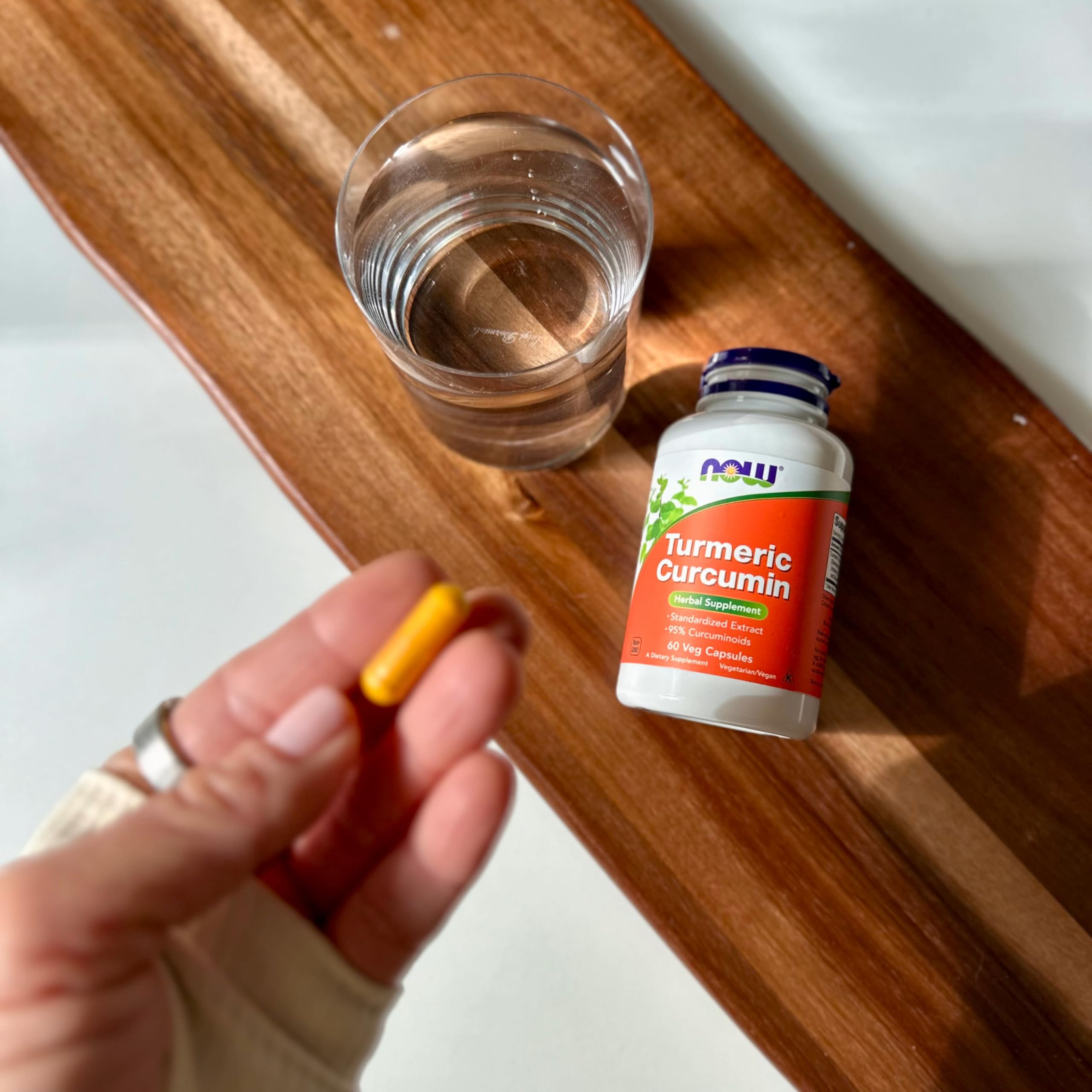 NOW Foods Turmeric Curcumin capsules orange – couleur vive et prise pratique.