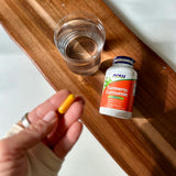NOW Foods Turmeric Curcumin capsules orange – couleur vive et prise pratique.