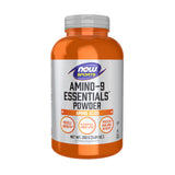 NOW Sports Amino-9 Essentials en bouteille ouverte avec doseur prêt à mesurer.