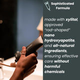 Nudge dentifrice menthe naturelle, tube et miroir reflètent fraîcheur et parfum léger.