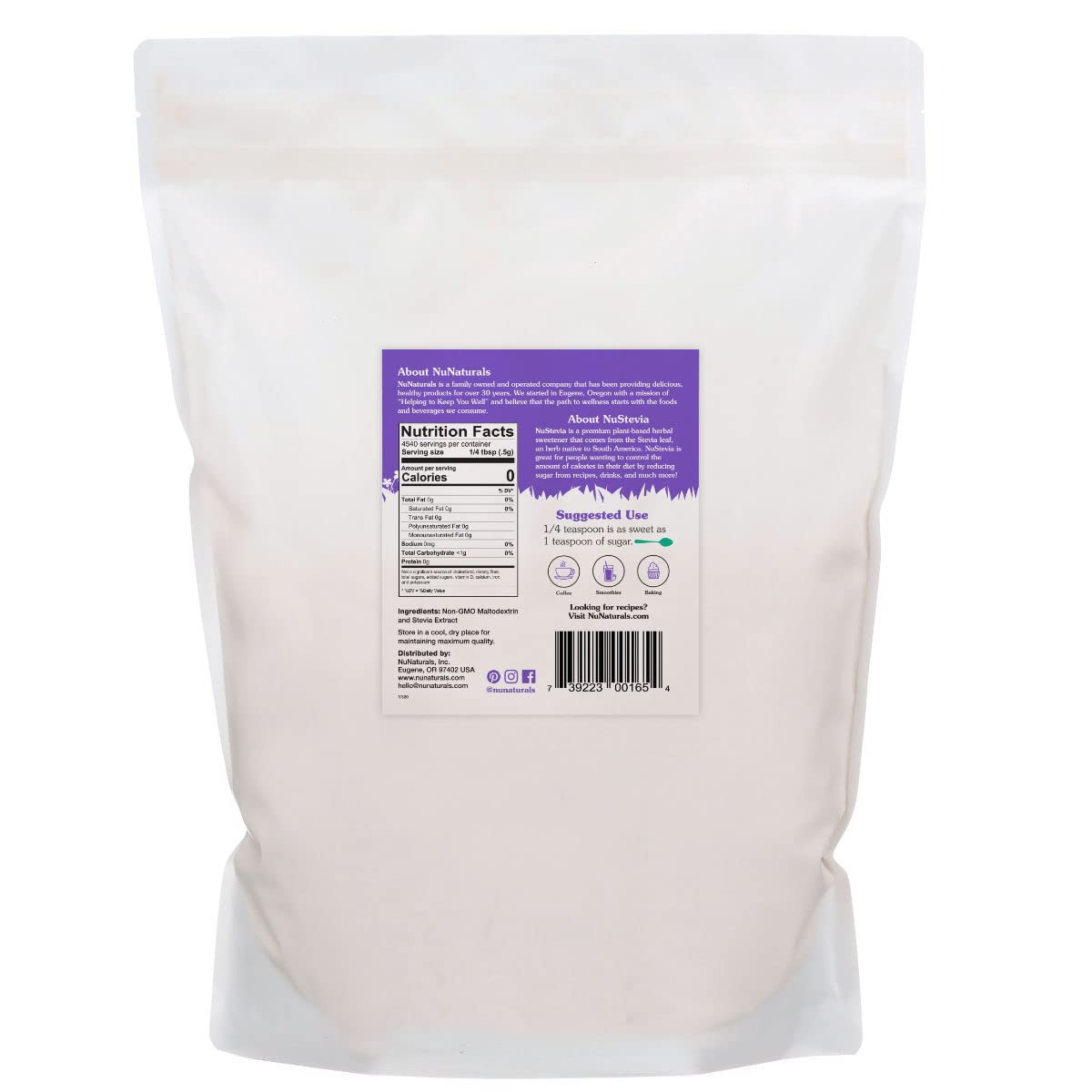 NuNaturals poudre stevia blanche dans le café, sucré sans calories ni glucides.