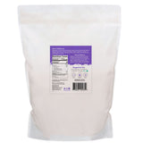 NuNaturals poudre stevia blanche dans le café, sucré sans calories ni glucides.