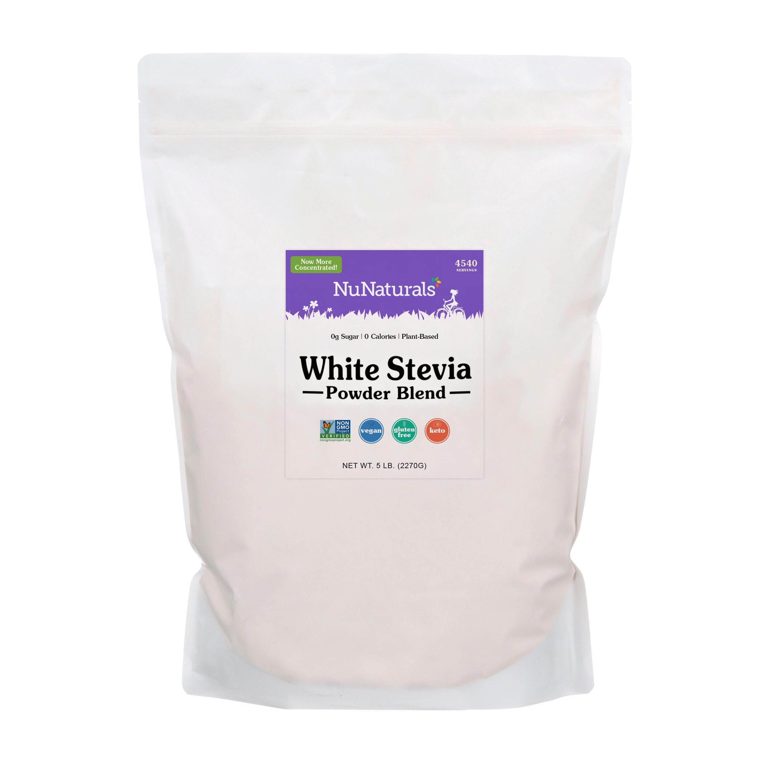 NuNaturals poudre stevia blanche dans une tasse de thé, douceur naturelle sans calories.