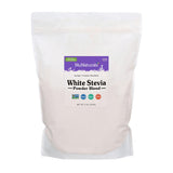 NuNaturals poudre stevia blanche dans une tasse de thé, douceur naturelle sans calories.