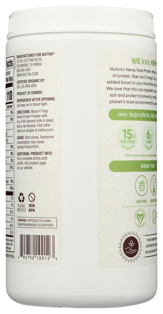 Cuillère doseuse Nutiva mesurant une portion de protéine de chanvre.
