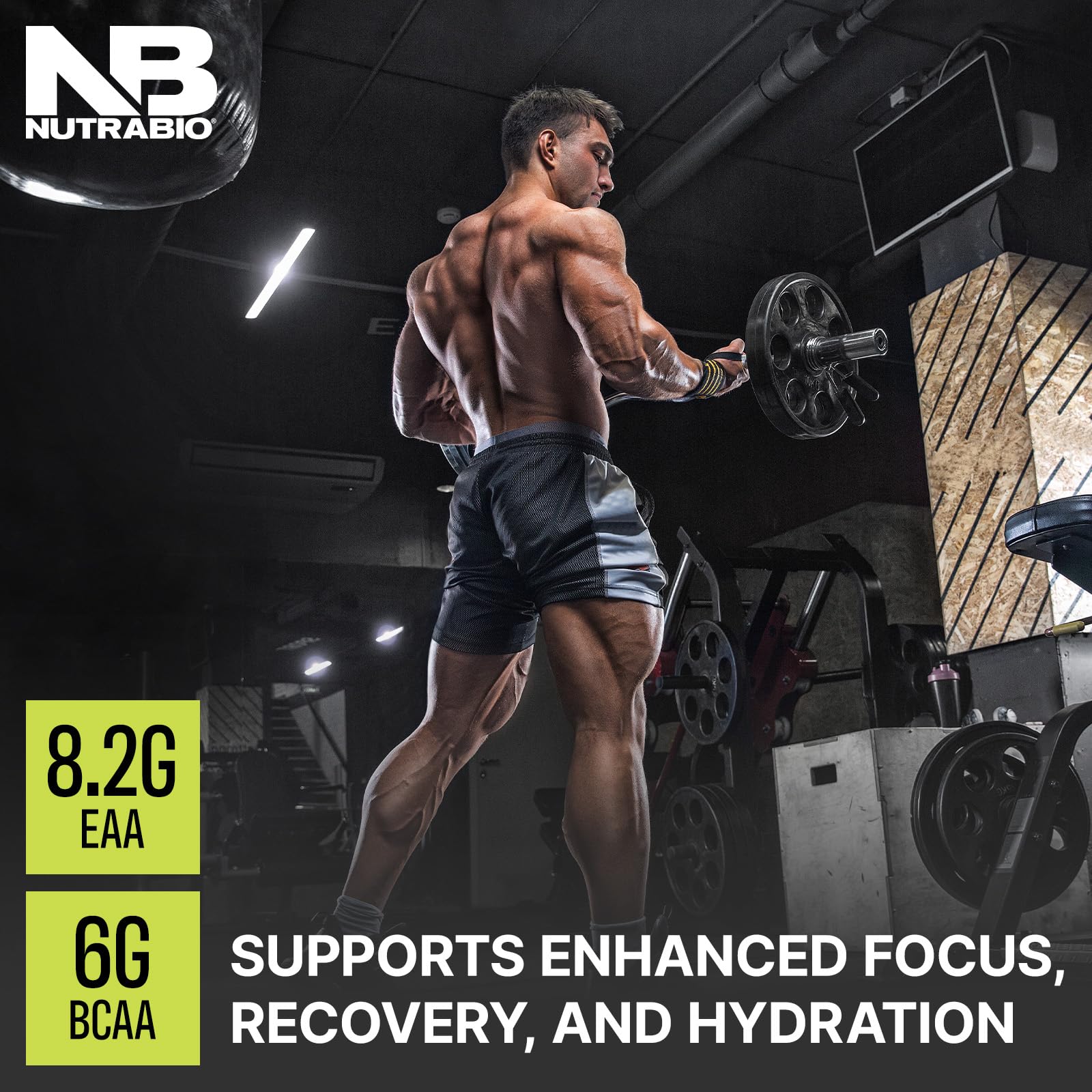 Verre de NutraBio Alpha EAA prêt à boire pour entraînement.