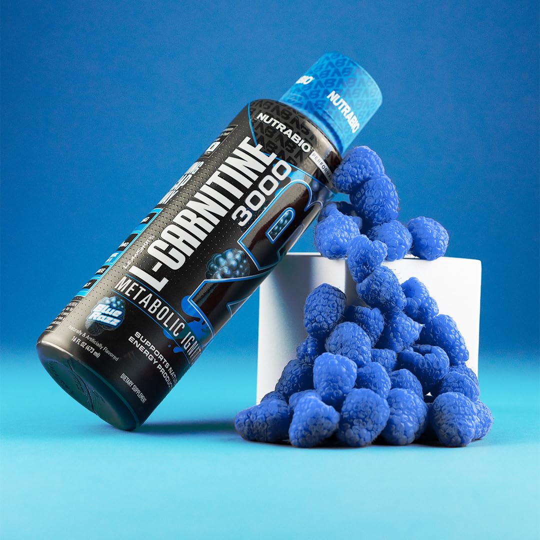 Versement facile du NutraBio L-Carnitine dans un verre pour énergie rapide.