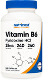 Nutricost B6 capsules dans bouteille ouverte, vue sur la portion potentielle