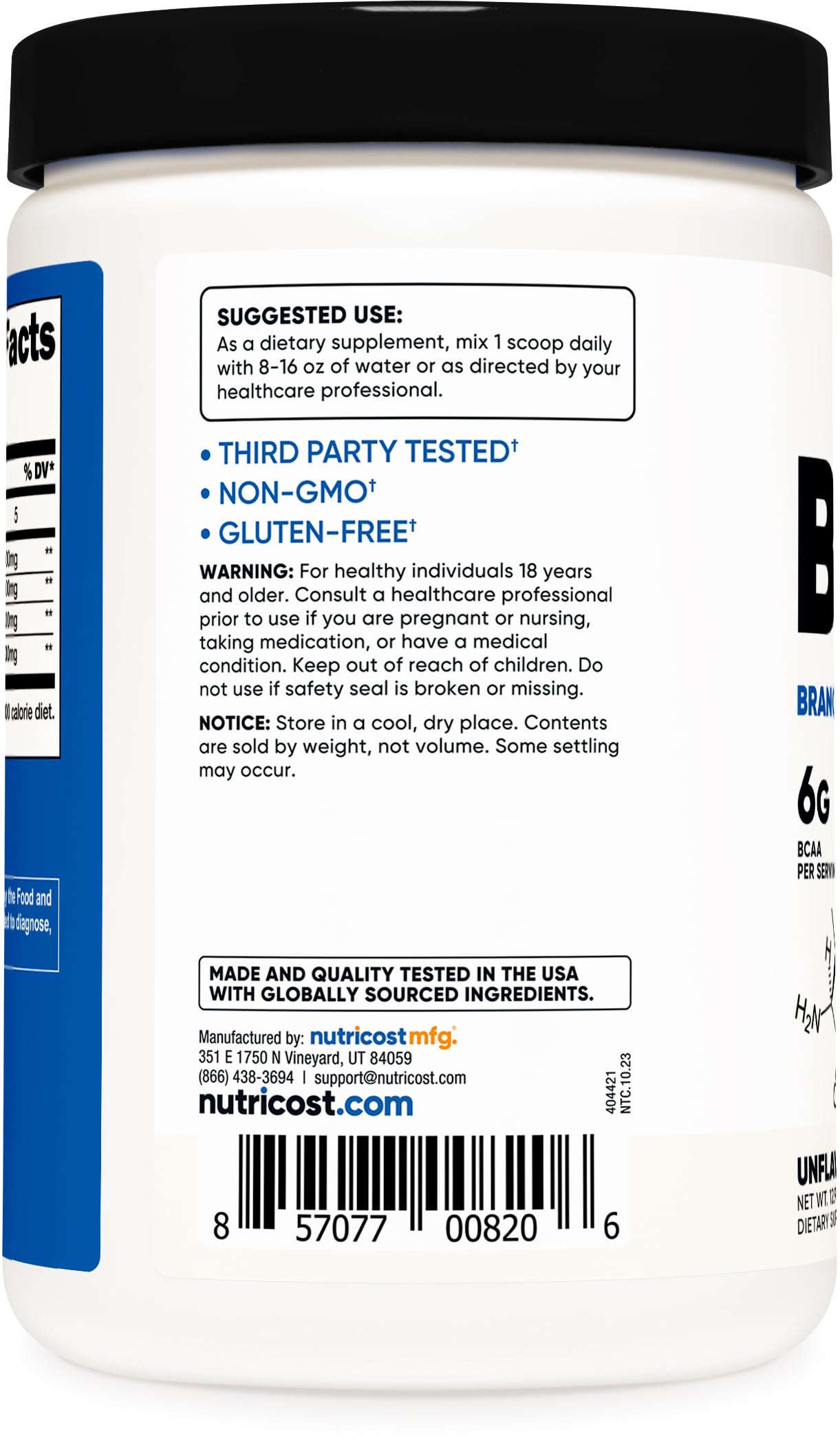 Verre d'eau avec Nutricost BCAA, mélange rapide et goût neutre