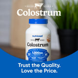 Nutricost Colostrum – gelules en gros plan, prise simplifiée.