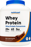 Nutricost Protéine de lactosérum chocolat en bouteille 5 lb, pratique et nutritive.