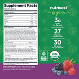 Nutricost Poudre Bio Super Aliments Verts en verre avec mélange fruits rouges pour démarrer la journée