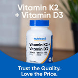 Dose quotidienne Nutricost intégrée à une routine bien-être.