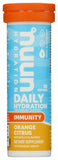 Nuun immunite orange-citron bouteille montrant le tube, hydratation pratique et rafraîchissante en déplacement.