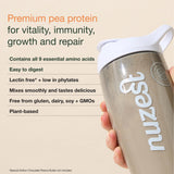 Verre shake Nuzest protéine pois chocolat, préparation rapide et gourmande.