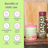 Verre d'eau avec Obvi Collagen Greens, goût Fraise-Litchi agréable pour démarrer.
