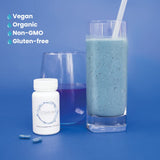 Versement des gélules Ocean Rx Spiruline bleue, geste rapide et facile.