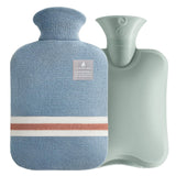 Bouteille OliviaLiving 2L avec housse rayée, chaleur durable et confort.