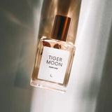 Olivine Atelier Tiger Moon, bouteille d'huile parfumée avec une diffusion subtile et durable.