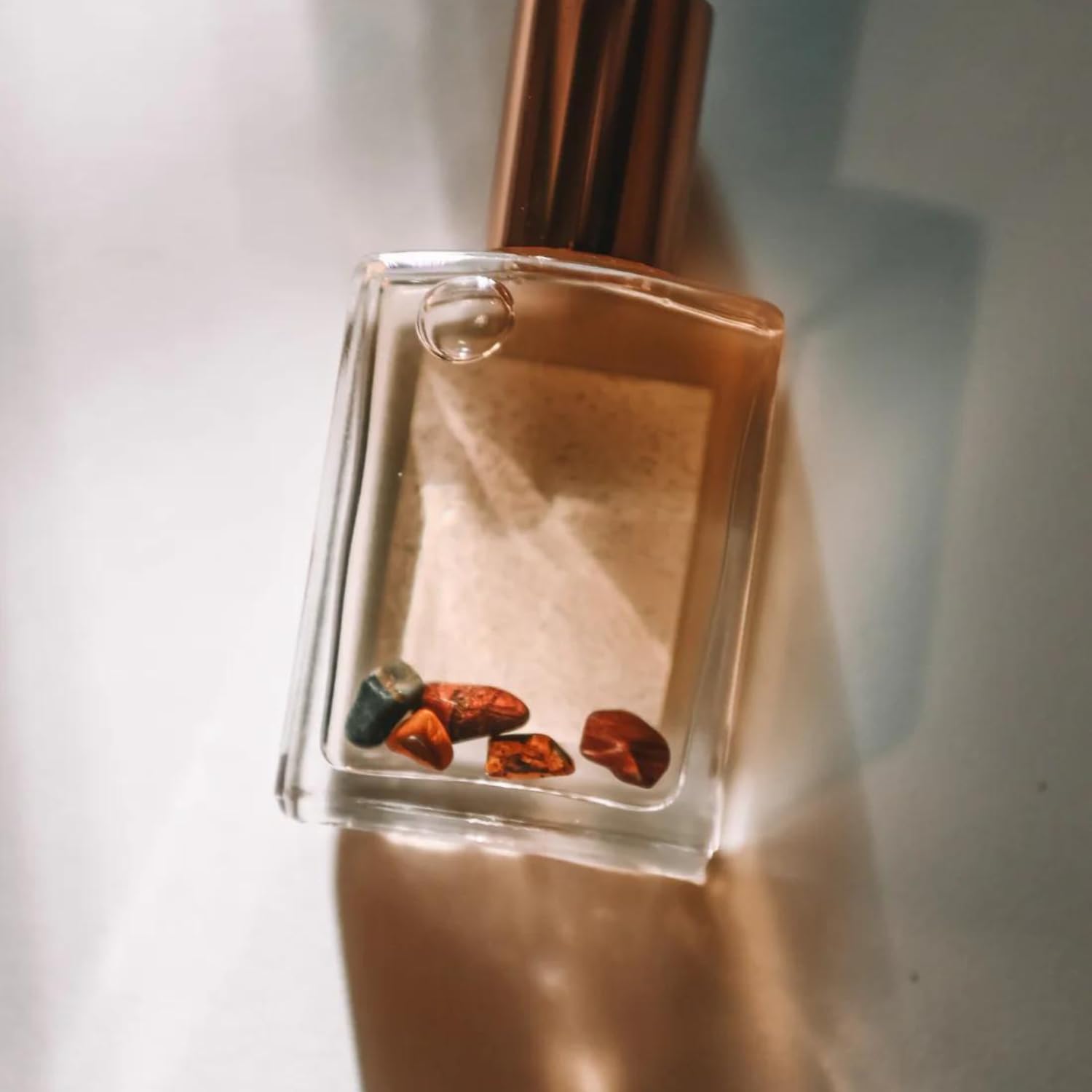 Olivine Atelier Tiger Moon, texture soyeuse prête pour une application douce sur la peau.