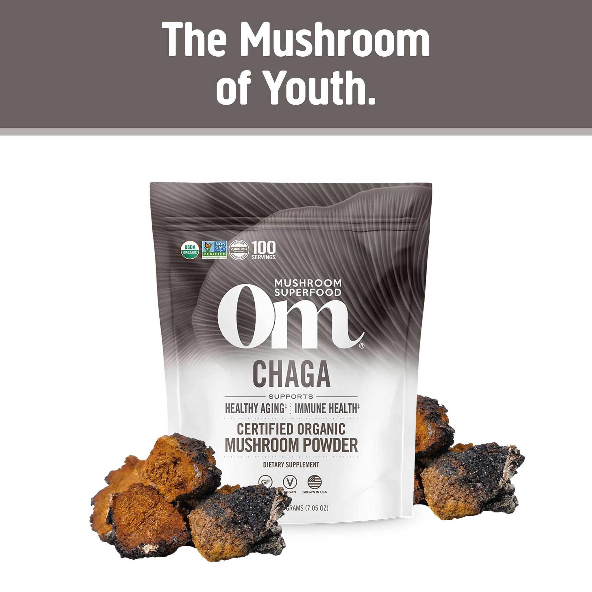 Bocal bio OM MUSHROOM SUPERFOOD Chaga sur une étagère de cuisine.